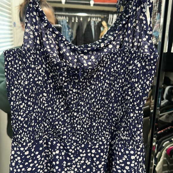 Medium navy blue and white flowy romper. Tie straps. Zipper back. Never worn - Picture 5 of 7